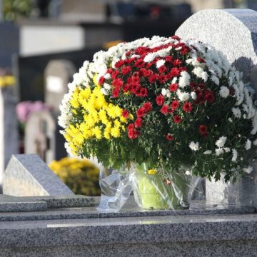Tombes fleuries au cimetière à la Toussaint L’évolution des relations avec les défunts selon Guillaume Cuchet