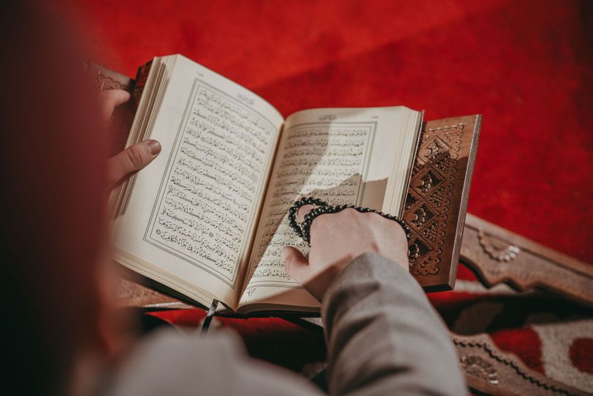 Muslim man praying Critique du livre “L’Islam contre la modernité” de Ferghane Azihari