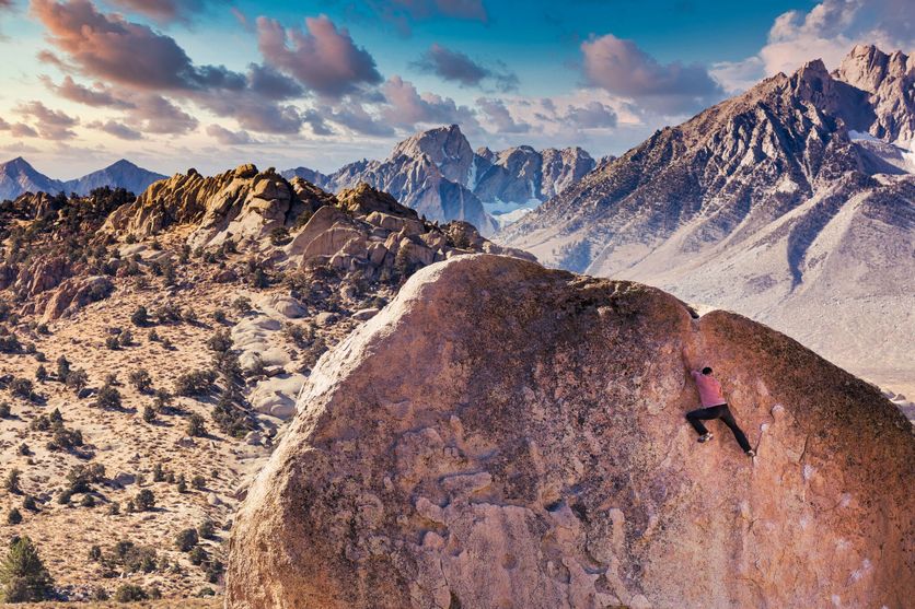 Man rock climbs on huge granite boulder in the Buttermilk area of Bishop, California with the Sierra Nevada behind Critique du roman de Gabriel Tallent