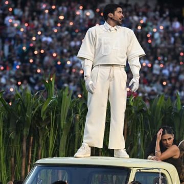 Bad Bunny enflamme la mi-temps du Super Bowl avec un spectacle vibrant et engagé