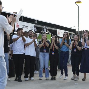 A public festival featuring musical performances and entertainment activities takes place to celebrate Mother's Day. Mothers and their children participate in various events aimed at family bonding and child development awareness in Gaziantep, Turkey on Ma La Fête des mères en Turquie : un reflet des transformations sociales