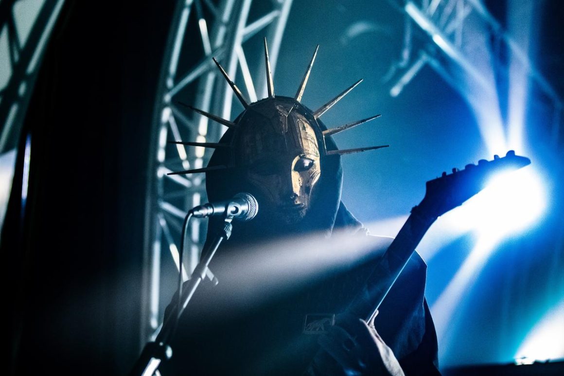 Pourquoi les groupes de metal utilisent-ils des masques ?