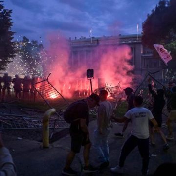 Manifestations en Serbie : Une Mobilisation Importante Pour Les Élections