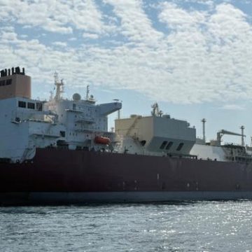 Une traversée symbolique du méthanier Al Kharaitiyat à travers le détroit d’Ormuz