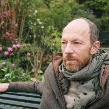 ***TITRE*** Se référer aux règles! Entretien avec Vincent Noyoux : Éviter les clichés en parlant de voyage