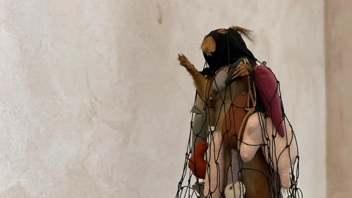 Annette Messager: L’univers hybride d’une artiste contemporaine