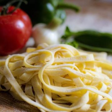 Les différences entre pâtes fraîches et pâtes sèches : un débat culinaire
