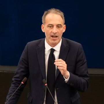 Raphaël Glucksmann prépare sa candidature pour la présidentielle 2027
