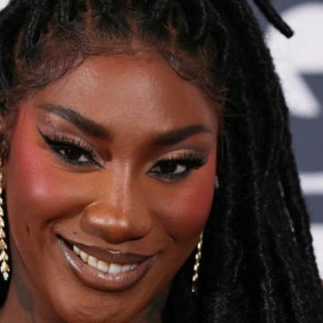 Aya Nakamura présente le nouveau maillot du PSG lors de son concert