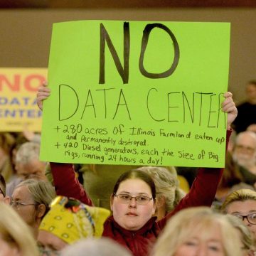 Some of those attending the Sangamon County Board meeting in which a zoning vote would be made on the data centers let their Les habitants du Kentucky protestent contre l’installation de data centers