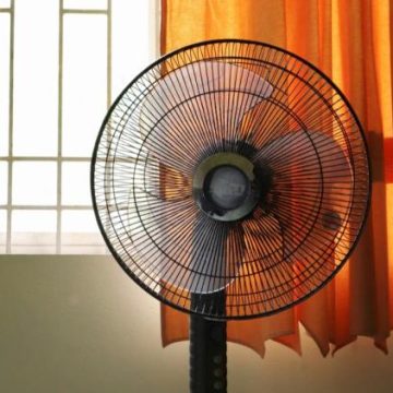 Les dangers insoupçonnés de l’utilisation continue des ventilateurs pendant la canicule