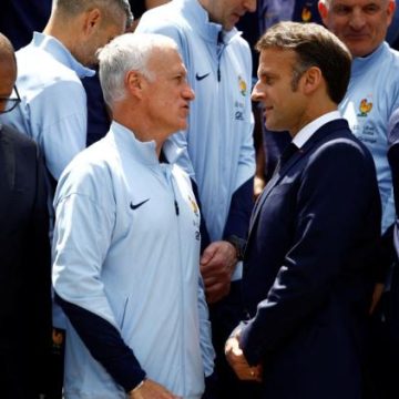 Visite de soutien des Macron aux équipes de France de football