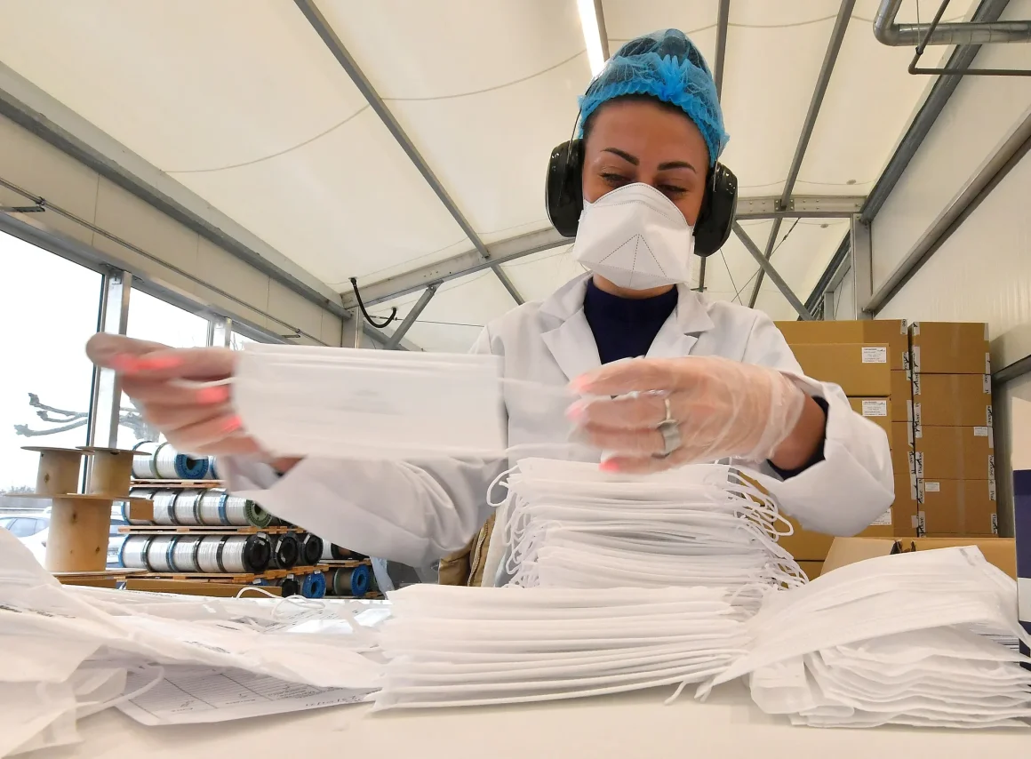 La production française de masques en déclin : un défi pour la sécurité sanitaire