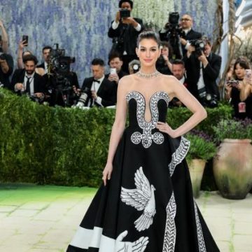 8ba2bb15-54c7-42fd-ab78-5149adf12c47 Anne Hathaway parle de son rétablissement post-opération oculaire