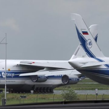 Les trajets aériens prolongés et les choix limités pour les Russes