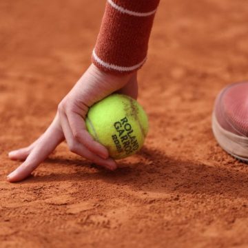 La vie singulière des jeunes ramasseurs de balles à Roland-Garros