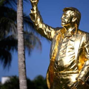 Une statue dorée de Donald Trump inaugurée en Floride