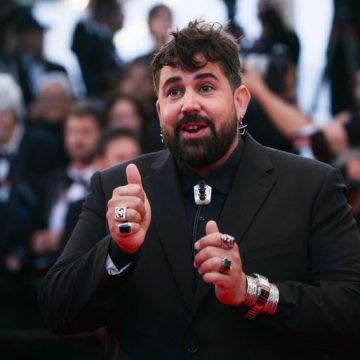 Artus surprend dans une réinterprétation de Cyrano de Bergerac
