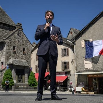 Gabriel Attal défend sa candidature à la présidentielle depuis un village en Aveyron