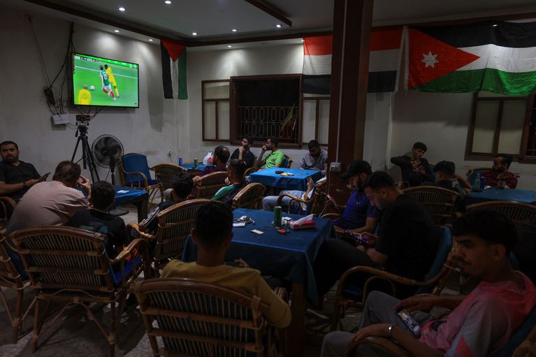 Des supporters palestiniens de football regardent les matches de la Coupe du monde 2026 dans un café de Gaza. Le football en temps de crise : comment les Gazaouis suivent la Coupe du monde 2026