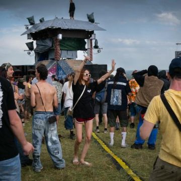 Les enjeux des fêtes libres et leur répression
