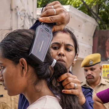 0d7d74aa-cba0-4bb0-bfba-67f4aaa958dd Examen NEET en Inde: Mesures de Sécurité Renforcées après Fuite de Sujet