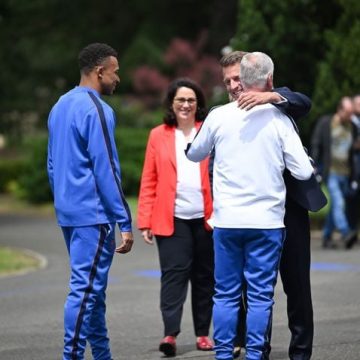 La visite de Macron et le geste symbolique de Marina Ferrari à l’équipe de France