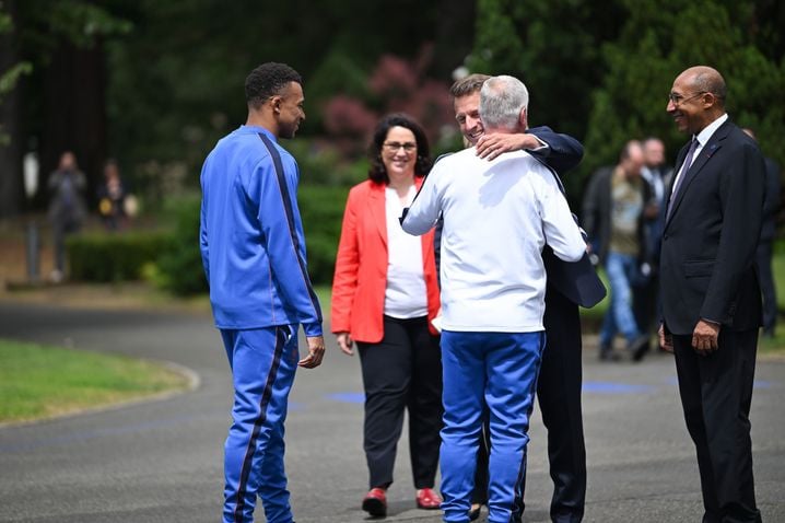 126affc5-4a1c-41d7-870b-258586073b94 La visite de Macron et le geste symbolique de Marina Ferrari à l’équipe de France