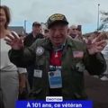 À 101 ans, un vétéran du D-Day émeut les collégiens normands