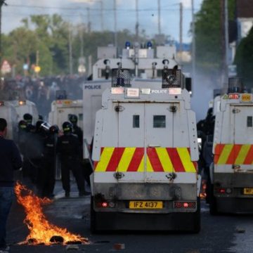 Nouvelles Violences à Belfast : Tensions Après l&rsquo;Inculpation d&rsquo;un Réfugié Soudanais