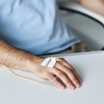 Débat sur l’abolition du titre de séjour pour soins en France