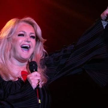 35cf8751-aa5e-4e17-9bb5-01e279e8c3fe Bonnie Tyler hospitalisée : des concerts annulés