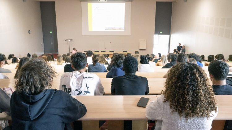 44d3ab7a-49ce-41aa-84a0-f02685ef34a4 Les lycéens bénéficieront de cours sur l’intelligence artificielle dès 2027