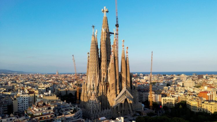 46c5290c-4f39-479d-ab55-20a6e931f9b8 La Sagrada Família : Un Héritage Vécu à Travers le Temps
