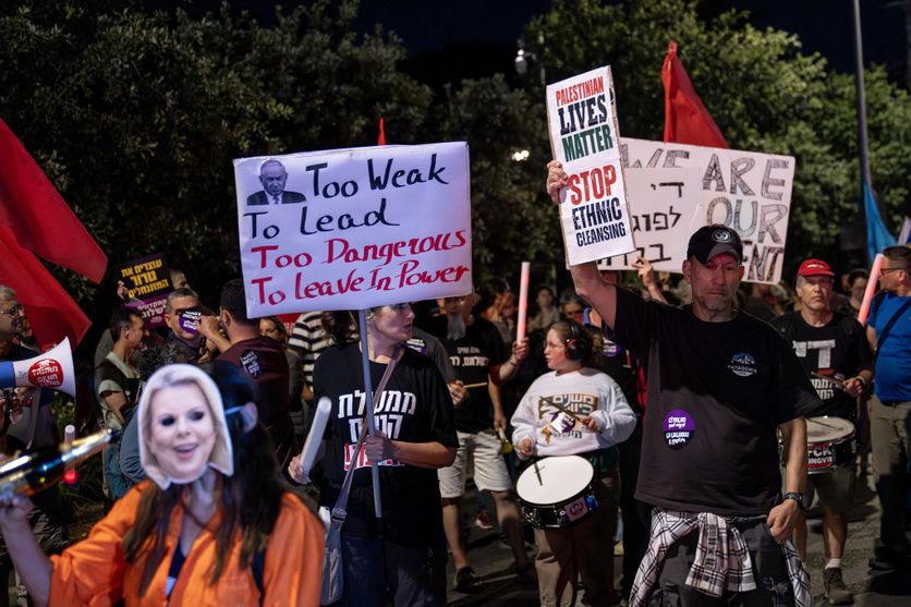 Four people detained during an anti-government protest in West Jerusalem Critiques Intenses en Israël Face à l’Accord États-Unis-Iran