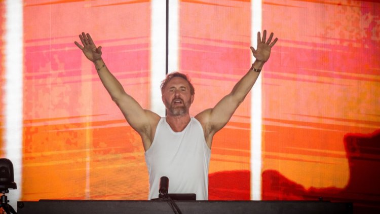 4a40a9e2-55d5-4cc7-ba60-e7ba19067f2b David Guetta Enflamme le Stade de France avec un Concert Mémorable