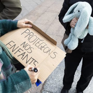 Des personnalités demandent une action pour protéger les enfants