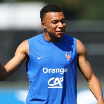 Kylian Mbappé envisage son avenir après le football sans la politique