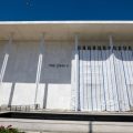 Suspension de la fermeture du Kennedy Center et retrait du nom de Trump