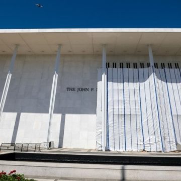 Suspension de la fermeture du Kennedy Center et retrait du nom de Trump