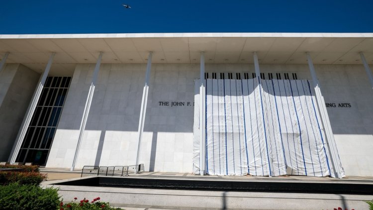 74bf889d-963c-4f55-95c5-ec8a41c9f085 Suspension de la fermeture du Kennedy Center et retrait du nom de Trump
