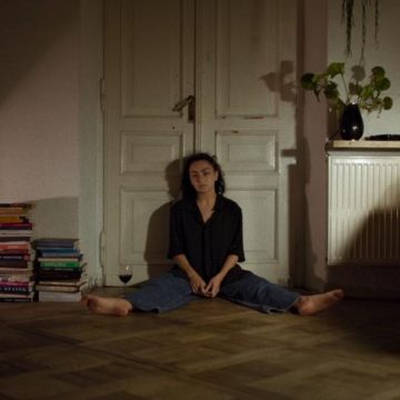 7d6dbcd6-1acc-4ed6-b320-1edf839d0aa7 Pete Ohs et Charli XCX : une aventure cinématographique à Varsovie