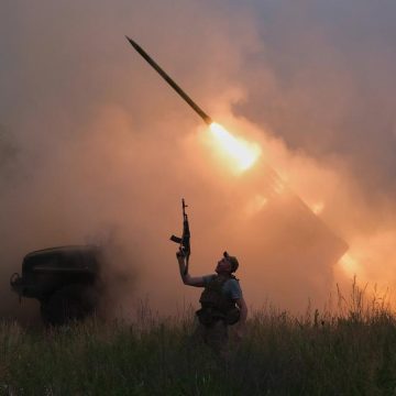 7ddcb124-52cd-40e7-801c-d7f8cf474d9a Tensions entre l’Ukraine et la Russie avec des attaques de drones et conflits diplomatiques