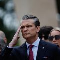 Le secrétaire à la défense des Etats-Unis en France pour les commémorations du débarquement de 1944
