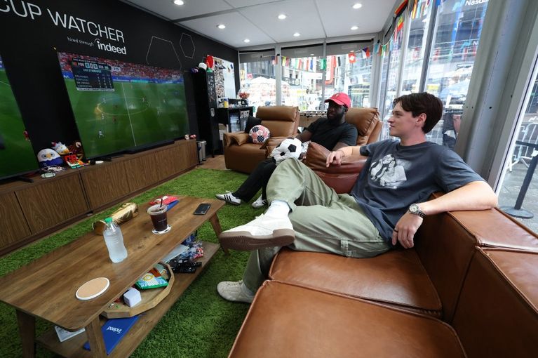 Football fans watching all 104 World Cup matches in a glass box in Times Square La Colombie se qualifie pour les phases finales de la Coupe du monde