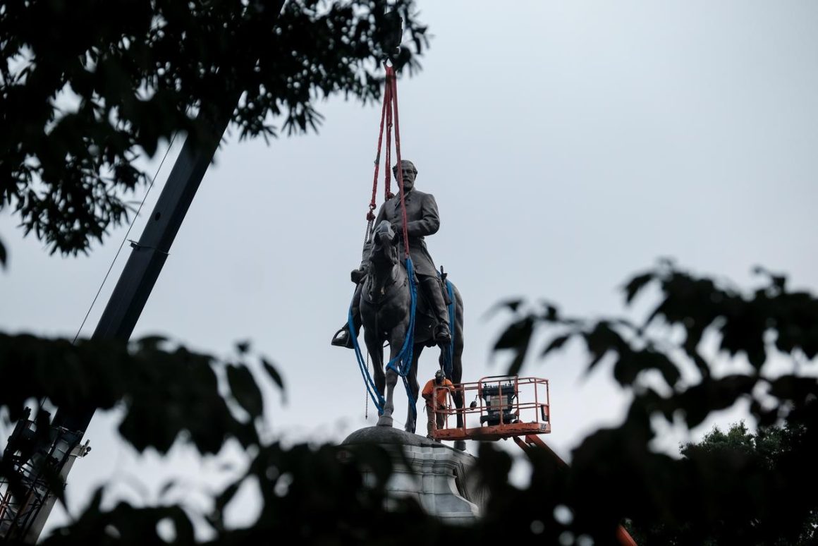 9857651f-ca53-42a9-970d-73021be63cce Le débat sur la réinstallation des statues controversées aux États-Unis