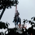 Le débat sur la réinstallation des statues controversées aux États-Unis