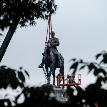 9857651f-ca53-42a9-970d-73021be63cce Le débat sur la réinstallation des statues controversées aux États-Unis