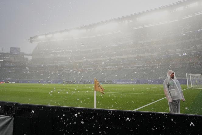 9a7878c4-640b-41de-8bee-c1fec3720d27 Orages et interruptions lors de la Coupe du monde 2026 : Le match France-Irak perturbé