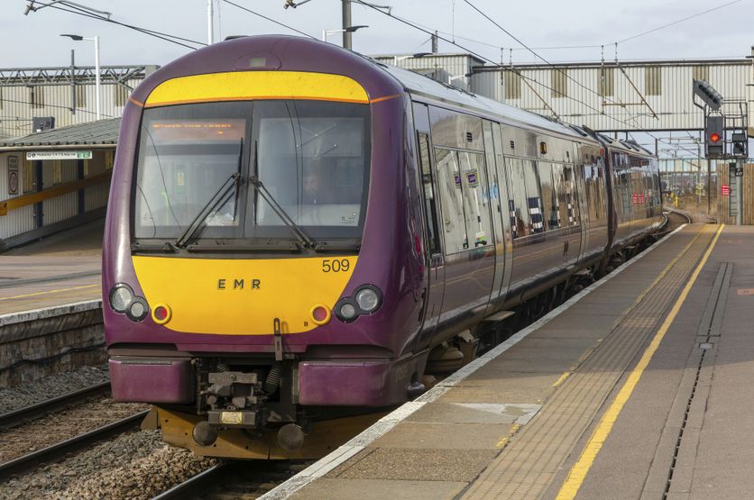 East Midlands Railway British Rail Class 170 Turbostar train at station platform, Peterborough, Cambridgeshire, England, UK Collision entre deux trains au nord de Londres